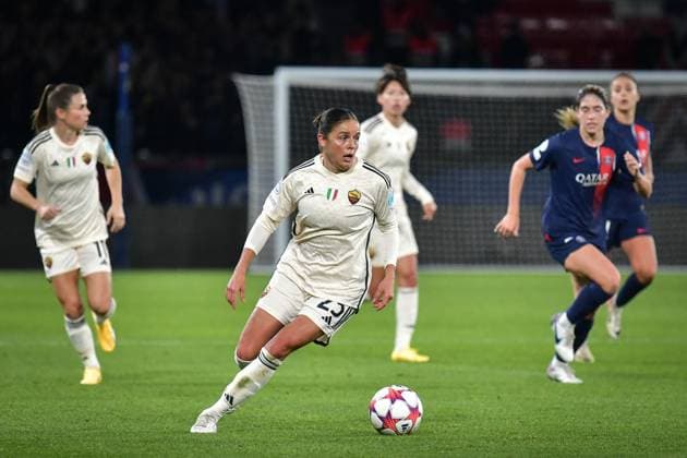 Women s Champions League - PSG v AS Roma AS Roma s midfielder Laura Feiersinger (C) fights for the ball during the Women s UEFA Champions League football match between Paris Saint-Germain and AS Roma at the Parc des Princes stadium in Paris, France on December 14, 2023. Photo by Firas Abdullah ABACAPRESS.COM Paris Ile-de-France France  Copyright: xAbdullahxFiras ABACAx
