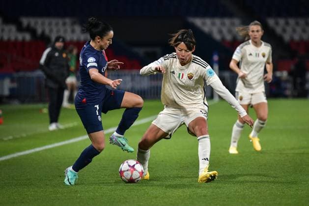 Women s Champions League - PSG v AS Roma AS Roma s midfielder Saki Kumagai (C) fights for the ball during the Women s UEFA Champions League football match between Paris Saint-Germain and AS Roma at the Parc des Princes stadium in Paris, France on December 14, 2023. Photo by Firas Abdullah ABACAPRESS.COM Paris Ile-de-France France  Copyright: xAbdullahxFiras ABACAx