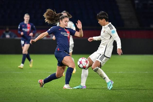 Women s Champions League - PSG v AS Roma Paris Saint-Germain s forward Lieke Martens (L) fights for the ball during the Women s UEFA Champions League football match between Paris Saint-Germain and AS Roma at the Parc des Princes stadium in Paris, France on December 14, 2023. Photo by Firas Abdullah ABACAPRESS.COM Paris Ile-de-France France  Copyright: xAbdullahxFiras ABACAx