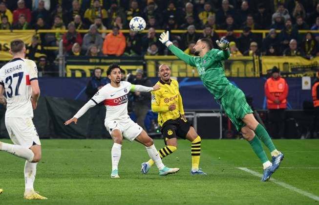 v re , Goalkeeper Gianluigi Donnarumma Paris Saint Germain , Donyell Malen Borussia Dortmund , Marquinhos Paris Saint Germain 13 12 2023, Football Champions League, Season 2023 2024, Preliminary round, Matchday 6, Borussia Dortmund Paris Saint Germain 1 1 Dortmund Signal Iduna Park Nordrhein Westfalen Germany Team2