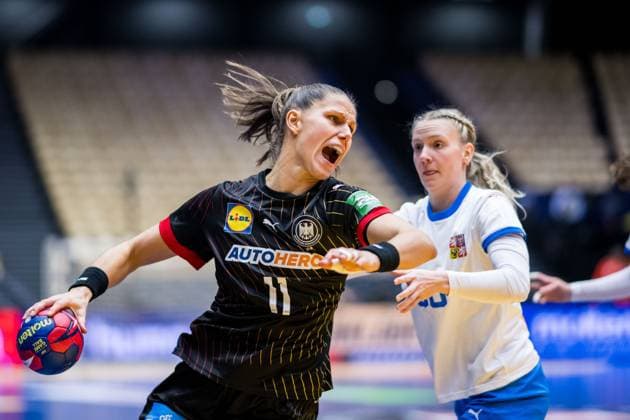 231215 Xenia Smits of Germany and Charlotte Cholevova of Czech Republic during the IHF Women?s World Championship handball match between Germany and Czech Republic on December 15, 2023 in Herning Photo Petter Arvidson BILDBYRAN code PA PA0708 handball handball handball handball handball bbeng vm handball vm handballs vm handballs vm ihf handball world championship world handball championship 2023 world championship 2023 germany czech republic dam bbeng  Copyright: PETTERxARVIDSON BB231215PA027
