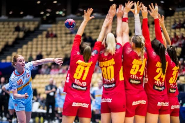 231215 Dione Housheer of the Netherlands during the IHF Women?s World Championship handball match between Montenegro and Netherlands on December 15, 2023 in Herning Photo Petter Arvidson BILDBYRAN kod PA PA0709 handball handball handball handball handball bbeng vm handball vm handbolls vm ihf handball world championship world handball championship 2023 world championship 2023 montenegro nederlanden netherlands dam bbeng  Copyright: PETTERxARVIDSON BB231215PA071