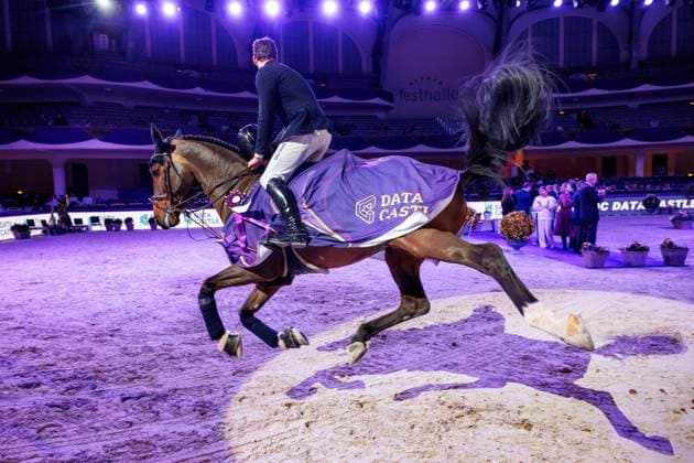 Bilder des Jahres 2023, Sport 12 Dezember Sport Themen der Woche KW50 Sport Bilder des Tages FRANKFURT - Internationales Festhallen Reitturnier 2022, FRANKFURT - Internationales Festhallen Reitturnier 2022 HASSMANN Felix (GER), Quiwitino WZ Siegerehrung Prize giving ceremony Int. Eröffnungsspringen Kl. S* nach Strafpunkten & Zeit against the clock Preis der DC Data Castle GmbH Frankfurt , Festhalle, Messe 15. December 2023 - *** FRANKFURT Internationales Festhallen Reitturnier 2022, FRANKFURT Internationales Festhallen Reitturnier 2022 HASSMANN Felix GER , Quiwitino WZ Prize giving ceremony Int Opening Jumping Class S according to penalty points Time against the clock Preis der DC Data Castle GmbH Frankfurt , Festhalle, Messe 15 December 2023