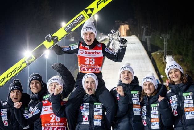 Bilder des Jahres 2023, Sport 12 Dezember Sport Themen der Woche KW50 Sport Bilder des Tages Ski jumping, Skispringen, Ski, nordisch - FIS WC Engelberg ENGELBERG,SWITZERLAND,15.DEC.23 - NORDIC SKIING, SKI JUMPING - FIS World Cup, large hill, ladies. Image shows the rejoicing of Ema Klinec (SLO) with team. Keywords: trophy.  GEPAxpictures xMaticxKlansek