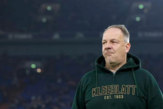 Germany, Gelsenkirchen, 15.12.2023, Veltins Arena, FC Schalke 04 vs SpVgg Greuther Fuerth - 2. Bundesliga, Trainer Alexander Zorniger (SpVgg Greuther Fuerth) looks on Gelsenkirchen Veltins Arena Germany *** Germany, Gelsenkirchen, 15 12 2023, Veltins Arena, FC Schalke 04 vs SpVgg Greuther Fuerth 2 Bundesliga, Coach Alexander Zorniger SpVgg Greuther Fuerth looks on Gelsenkirchen Veltins Arena Germany eu-images-700