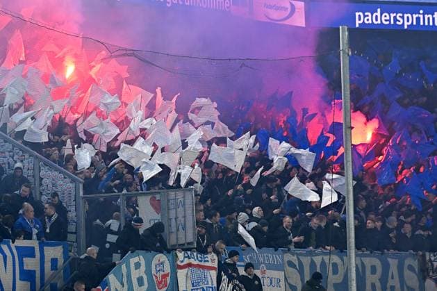 Paderborn, Home Deluxe Arena, 15 12 23, GER, Herren, 2 Bundesliga, Saison 2023 2024, SC Paderborn 07 FC Hansa Rostock Bild Fankurve, Fans, Fanblock Rostock mit Feuer, Rauch, Bengali, Bengalis, bengalisches Feuer, zuenden Feuerwerk, Rauchbombe Only for editorial use DFL regulations prohibit any use of photographs as image sequences and or quasi video NRW Deutschland