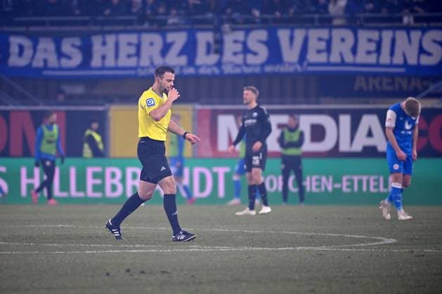 Paderborn, Home Deluxe Arena, 15 12 23, GER, Men, 2 Bundesliga, Saison 2023 2024, SC Paderborn 07 FC Hansa Rostock Bild Referee Wolfgang HASLBERGER interrupts the match Only for editorial use DFL regulations prohibit any use of photographs as image sequences and or quasi video NRW Germany