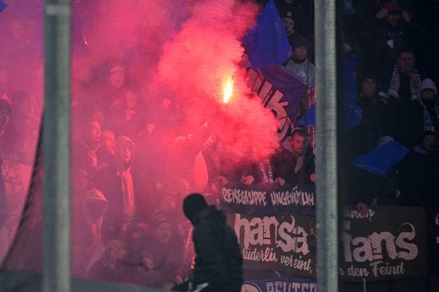 Paderborn, Home Deluxe Arena, 15 12 23, GER, Herren, 2 Bundesliga, Saison 2023 2024, SC Paderborn 07 FC Hansa Rostock Bild Fankurve, Fans, Fanblock Rostock mit Feuer, Rauch, Bengali, Bengalis, bengalisches Feuer, zuenden Feuerwerk, Rauchbombe Only for editorial use DFL regulations prohibit any use of photographs as image sequences and or quasi video NRW Deutschland
