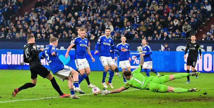 Bilder des Jahres 2023, Sport 12 Dezember Sport Themen der Woche KW50 Sport Bilder des Tages 15.12.2023 - Fussball - Saison 2023 2024 - 2. Fussball - Bundesliga - 17. Spieltag: FC Schalke 04 S04 - SpVgg Greuther Fürth ( Kleeblatt ) - Sportfoto Zink - xwoxzix - DFL regulations prohibit any use of photographs as image sequences and or quasi-video - only for editorial use - Tim Lemperle (19, SpVgg Greuther Fürth ) Derry John Murkin (5, FC Schalke 04 S04 ) Ralf Fährmann Faehrmann (1, FC Schalke 04 S04 ) *** 15 12 2023 Soccer Season 2023 2024 2 Soccer Bundesliga 17 Matchday FC Schalke 04 S04 SpVgg Greuther Fürth Kleeblatt Sportfoto Zink xwoxzix DFL regulations prohibit any use of photographs as image sequences and or quasi video only for editorial use Tim Lemperle 19, SpVgg Greuther Fürth Derry John Murkin 5, FC Schalke 04 S04 Ralf Fährmann Faehrmann 1, FC Schalke 04 S04