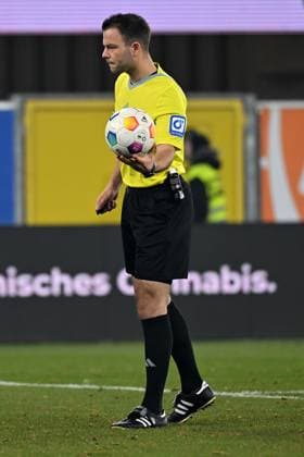 Paderborn, Home Deluxe Arena, 15 12 23, GER, Men, 2 Bundesliga, Saison 2023 2024, SC Paderborn 07 FC Hansa Rostock Bild Referee Wolfgang HASLBERGER interrupts the match Only for editorial use DFL regulations prohibit any use of photographs as image sequences and or quasi video NRW Germany
