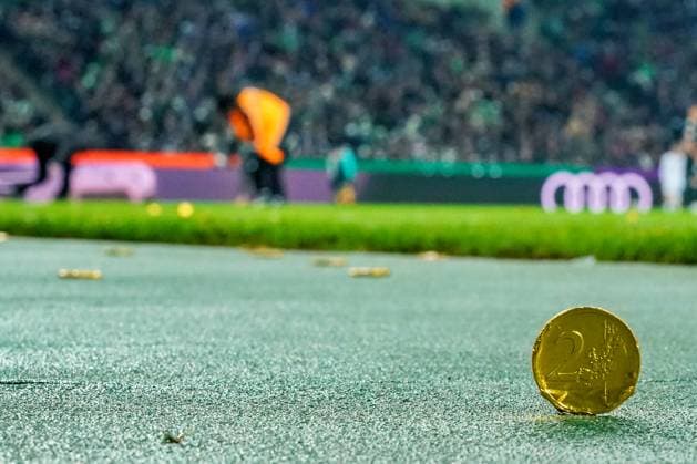 Bilder des Jahres 2023, Sport 12 Dezember Sport Themen der Woche KW50 Sport Bilder des Tages GER, 1. FBL, Borussia Moenchengladbach vs SV Werder Bremen 15.12.2023, Stadion im Borussia-Park, Moenchengladbach, GER, 1. FBL, Borussia Moenchengladbach vs SV Werder Bremen im Bild picture shows Feature Impressionen die Fans von Borussia Moenchengladbach schmeissen als Protest gegen den DFL goldenen Schokotaler auf das Spielfeld *** GER, 1 FBL, Borussia Moenchengladbach vs SV Werder Bremen 15 12 2023, Stadion im Borussia Park, Moenchengladbach, GER, 1 FBL, Borussia Moenchengladbach vs SV Werder Bremen im Bild picture shows Feature Impressions Borussia Moenchengladbach fans throw golden chocolate talers onto the pitch in protest against the DFL nordphotoxGmbHx xgumzmedia nphgm001