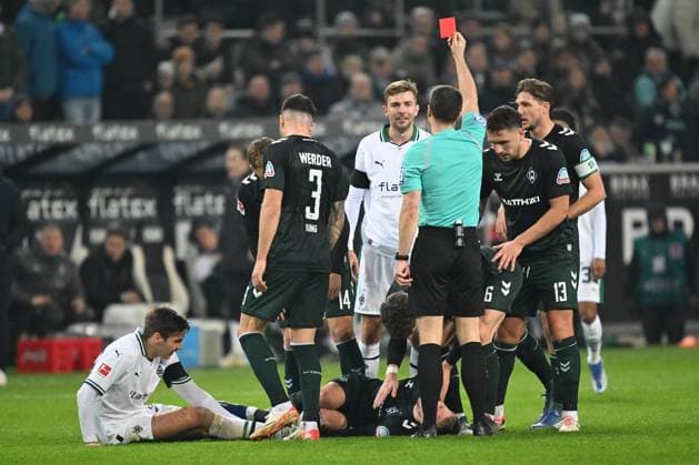 Sport Themen der Woche KW50 Sport Bilder des Tages GER, 1. FBL, Borussia Moenchengladbach vs SV Werder Bremen 15.12.2023, Stadion im Borussia-Park, Moenchengladbach, GER, 1. FBL, Borussia Moenchengladbach vs SV Werder Bremen im Bild picture shows Rot die Rote Karte. Schiedsrichter Felix Zwayer (Berlin) zeigt Christoph Kramer (Borussia Moenchengladbach 23) die Rote Karte *** GER, 1 FBL, Borussia Moenchengladbach vs SV Werder Bremen 15 12 2023, Stadion im Borussia Park, Moenchengladbach, GER, 1 FBL, Borussia Moenchengladbach vs SV Werder Bremen in the picture picture shows red the red card Referee Felix Zwayer Berlin shows Christoph Kramer Borussia Moenchengladbach 23 the red card nordphotoxGmbHx xDenkinger nph00015