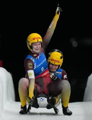 Bilder des Jahres 2023, Sport 12 Dezember Sport Themen der Woche KW50 Sport Bilder des Tages December 15, 2023, WHISTLER, BC, CANADA: Dajana Eitberger, front left, and Saskia Schirmer, of Germany, celebrate after racing to a second place finish during a women s doubles luge World Cup event in Whistler, B.C., on Friday, December 15, 2023. Canada News - December 15, 2023  - ZUMAc35_ 20231215_zaf_c35_150 Copyright: xDarrylxDyckx