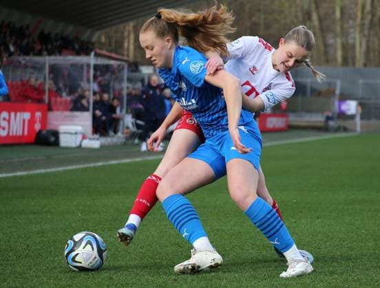 16 12 2023, xgrfx, Fußball 1 Bundesliga Damen, 1 FC Koeln SGS Essen emspor, v l Laura Pucks SGS Essen , Carlotta Imping 1 FC Köln DFL DFB REGULATIONS PROHIBIT ANY USE OF PHOTOGRAPHS as IMAGE SEQUENCES and or QUASI VIDEO Koeln