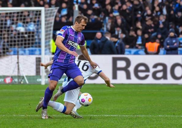 Soccer 2 Bundesliga, Hertha BSC VfL Osnabrück 16 12 2023, xdanx, Soccer 2 Bundesliga, Hertha BSC VfL Osnabrück, v l Robert Tesche VfL Osnabrück 8 ,Jonjoe Kenny Hertha BSC 16 ,Zweikampf, duel, fight, tackle DFL DFB REGULATIONS PROHIBIT ANY USE OF PHOTOGRAPHS as IMAGE SEQUENCES and or QUASI VIDEO Photo Daniel Lakomski Mix1 Berlin Olympiastadion Berlin Berlin Germany EN Copyright: xDanielxLakomskix