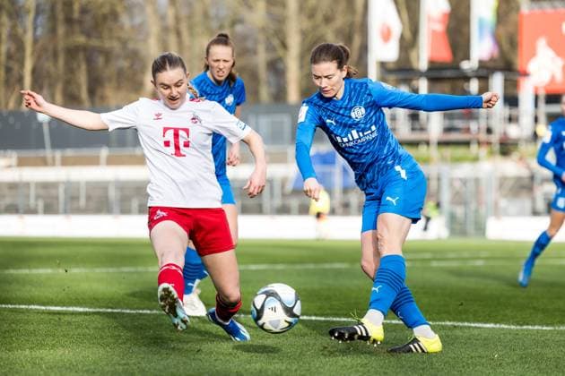 GOOGLE PIXEL Frauen Bundesliga 1 FC Köln SGS Essen 16 12 2023 duel Carlotta Imping 1 FC Köln, 14 , Lena Ostermeier SGS Essen, 18 GOOGLE PIXEL Frauen Bundesliga, 1 FC Köln SGS Essen, Koeln, Franz Kremer Stadion am 16 12 2023 DFB REGULATIONS PROHIBIT ANY USE OF PHOTOGRAPHS AS IMAGE SEQUENCES AND OR QUASI VIDEO Copyright: xBEAUTIFULxSPORTS Wunderlx