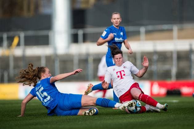 GOOGLE PIXEL Frauen Bundesliga 1 FC Köln SGS Essen 16 12 2023 duel Laura Pucks SGS Essen, 15 , Adriana Achcinska 1 FC Köln, 9 GOOGLE PIXEL Frauen Bundesliga, 1 FC Köln SGS Essen, Koeln, Franz Kremer Stadion am 16 12 2023 DFB REGULATIONS PROHIBIT ANY USE OF PHOTOGRAPHS AS IMAGE SEQUENCES AND OR QUASI VIDEO Copyright: xBEAUTIFULxSPORTS Wunderlx