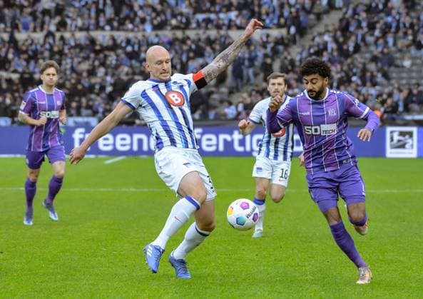 Soccer 2 Bundesliga, Hertha BSC VfL Osnabrück 16 12 2023, xdanx, Soccer 2 Bundesliga, Hertha BSC VfL Osnabrück, v l Toni Leistner Hertha BSC 37 ,Noel Niemann VfL Osnabrück 7 ,Zweikampf, duel, fight, tackle DFL DFB REGULATIONS PROHIBIT ANY USE OF PHOTOGRAPHS as IMAGE SEQUENCES and or QUASI VIDEO Photo Daniel Lakomski Mix1 Berlin Olympiastadion Berlin Berlin Germany EN Copyright: xDanielxLakomskix