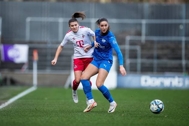 GOOGLE PIXEL Womens Bundesliga 1 FC Köln SGS Essen 16 12 2023 duel Martyna Wiankowska 1 FC Köln, 26 , Laureta Elmazi SGS Essen, 11 GOOGLE PIXEL Womens Bundesliga, 1 FC Köln SGS Essen, Koeln, Franz Kremer Stadion am 16 12 2023 DFB REGULATIONS PROHIBIT ANY USE OF PHOTOGRAPHS AS IMAGE SEQUENCES AND OR QUASI VIDEO Copyright: xBEAUTIFULxSPORTS Wunderlx