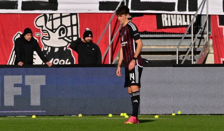 16 12 2023 Soccer season 2023 2024 2 Soccer Bundesliga 17 Matchday 1 FC Nürnberg FCN Club Hamburger SV HSV Sportfoto Zink xwoxzix DFL regulations prohibit any use of photographs as image sequences and or quasi video only for editorial use Benjamin Goller 14, 1 FC Nürnberg FCN Interruption Tennis balls on the pitch