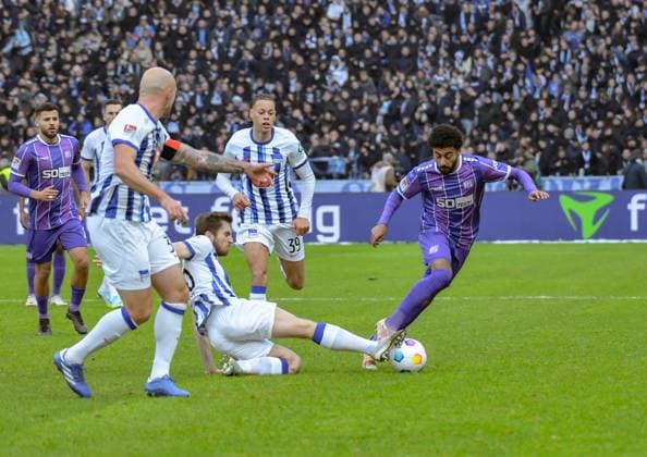 Soccer 2 Bundesliga, Hertha BSC VfL Osnabrück 16 12 2023, xdanx, Soccer 2 Bundesliga, Hertha BSC VfL Osnabrück, v l Toni Leistner Hertha BSC 37 ,Jonjoe Kenny Hertha BSC 16 ,Derry Scherhant Hertha BSC 39 ,Noel Niemann VfL Osnabrück 7 ,duel, duel, fight, tackle DFL DFB REGULATIONS PROHIBIT ANY USE OF PHOTOGRAPHS as IMAGE SEQUENCES and or QUASI VIDEO Photo Daniel Lakomski Mix1 Berlin Olympiastadion Berlin Berlin Germany EN Copyright: xDanielxLakomskix
