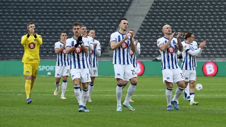 Florian Niederlechner, Haris Tabakovic, Marton Dardai clapping to the fans before the match Sports Football Soccer DFL 2 Bundesliga Men 17 Matchday Season 2023 2024 16 12 2023 Hertha BSC Berlin vs VfL Osnabrück DFL regulations prohibit any use of photographs as image sequences and or quasi video
