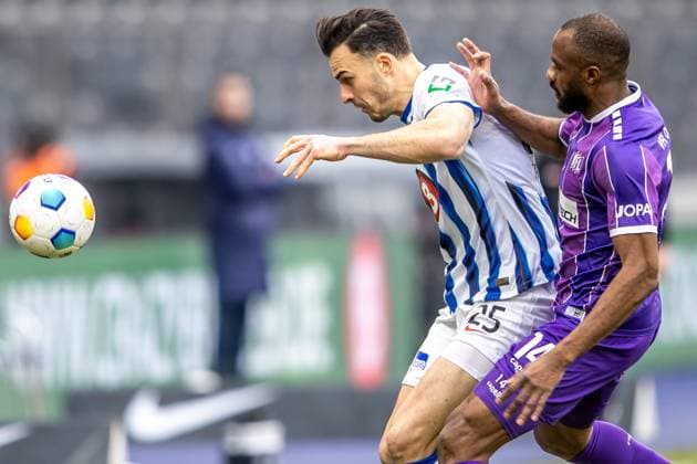 Berlin, 16 12 23, Soccer, 2 Bundesliga, Matchday 17, Hertha BSC VfL Osnabrueck, Olympiastadion Oumar Diakhite of VfL Osnabrueck fights for the ball against Berlins Haris Tabakovic DFL regulations and DFB regulations prohibit any use of photographs as image sequences and or quasi video, Foto Andreas Gora Hertha BSC VfL Osnabrueck