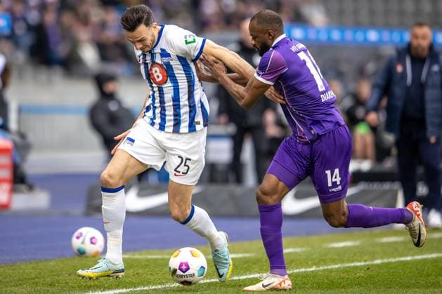 Berlin, 16 12 23, Soccer, 2 Bundesliga, Matchday 17, Hertha BSC VfL Osnabrueck, Olympiastadion Oumar Diakhite of VfL Osnabrueck fights for the ball against Berlins Haris Tabakovic DFL regulations and DFB regulations prohibit any use of photographs as image sequences and or quasi video, Foto Andreas Gora Hertha BSC VfL Osnabrueck
