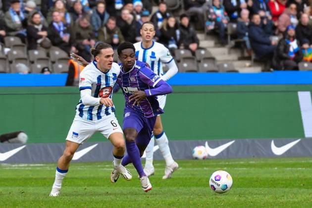Fussball 2 Bundesliga, Hertha BSC VfL Osnabrück 16 12 2023, xdanx, Fussball 2 Bundesliga, Hertha BSC VfL Osnabrück, v l Michal Karbownik Hertha BSC 6 ,Maxwell Gyamfi VfL Osnabrück 4 ,Zweikampf, duel, fight, tackle DFL DFB REGULATIONS PROHIBIT ANY USE OF PHOTOGRAPHS as IMAGE SEQUENCES and or QUASI VIDEO Photo Daniel Lakomski Mix1 Berlin Olympiastadion Berlin Berlin Germany EN Copyright: xDanielxLakomskix