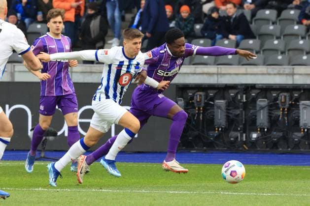 DEU, DFL, 2 FBL, Hertha BSC vs VFL Osnabrueck, 16 12 2023, Berliner Olympiastadion, Berlin, DEU, DFL, 2 FBL, Hertha BSC vs VFL Osnabrueck, in the picture Gustav Christensen Hertha BSC Berlin 26 , Youssef Amyn VFL Osnabrueck 17 DFL regulations prohibit any use of Photographs as image sequences and or quasi video Foto Juergen Engler nordphoto GmbH nordphotoxGmbHx xEngler nph00076