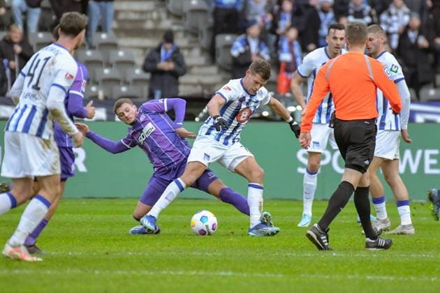 Soccer 2 Bundesliga, Hertha BSC VfL Osnabrück 16 12 2023, xdanx, Soccer 2 Bundesliga, Hertha BSC VfL Osnabrück, v l Michael Cuisance VfL Osnabrück 27 ,Florian Niederlechner Hertha BSC 7 ,duel, duel, fight, tackle DFL DFB REGULATIONS PROHIBIT ANY USE OF PHOTOGRAPHS as IMAGE SEQUENCES and or QUASI VIDEO Photo Daniel Lakomski Mix1 Berlin Olympiastadion Berlin Berlin Germany EN Copyright: xDanielxLakomskix