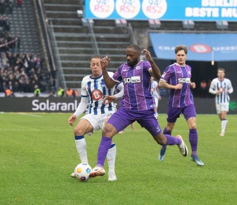 Soccer, Men, Season 2023 2024, 2 Bundesliga 17 Matchday , Hertha BSC VfL Osnabrück, v l Derry Scherhant Hertha BSC , Oumar Diakhite VfL Osnabrück , 16 12 2023, Copyright: xSebastianxRäppold MatthiasxKochx
