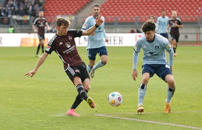 16 12 2023 Soccer season 2023 2024 2 Soccer Bundesliga 17 Matchday 1 FC Nürnberg FCN Club Hamburger SV HSV Sportfoto Zink DaMa xdaxmax DFL regulations prohibit any use of photographs as image sequences and or quasi video only for editorial use Benjamin Goller 14, 1 FC Nürnberg FCN mit Torschuss gg Nicolas Oliveira 47, Hamburger SV HSV