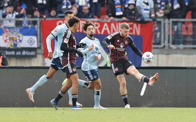 16 12 2023 Soccer season 2023 2024 2 Soccer Bundesliga 17 Matchday 1 FC Nürnberg FCN Club Hamburger SV HSV Sportfoto Zink DaMa xdaxmax DFL regulations prohibit any use of photographs as image sequences and or quasi video only for editorial use Jannes Kilian Horn 38, 1 FC Nürnberg FCN beats ball away