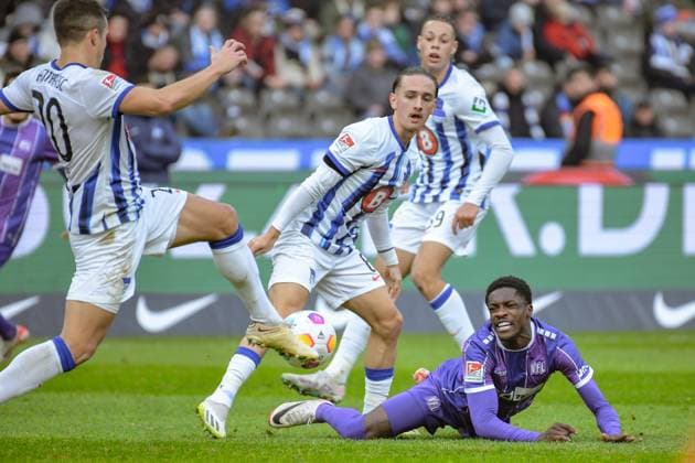 Soccer 2 Bundesliga, Hertha BSC VfL Osnabrück 16 12 2023, xdanx, Soccer 2 Bundesliga, Hertha BSC VfL Osnabrück, v l Marc Oliver Kempf Hertha BSC 20 ,Michal Karbownik Hertha BSC 6 ,Christian Conteh VfL Osnabrück 17 ,duel, duel, fight, tackle DFL DFB REGULATIONS PROHIBIT ANY USE OF PHOTOGRAPHS as IMAGE SEQUENCES and or QUASI VIDEO Photo Daniel Lakomski Mix1 Berlin Olympiastadion Berlin Berlin Germany EN Copyright: xDanielxLakomskix