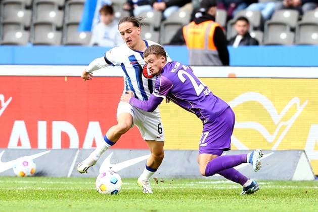 16 12 2023, xtgx, Fußball 2 Bundesliga, Hertha BSC Berlin VfL Osnabrück emspor, v l Michal Karbownik Hertha BSC Berlin Michael Cuisance VfL Osnabrueck Osnabrück Zweikampf, Aktion, action, battle for the ball DFL DFB REGULATIONS PROHIBIT ANY USE OF PHOTOGRAPHS as IMAGE SEQUENCES and or QUASI VIDEO Berlin