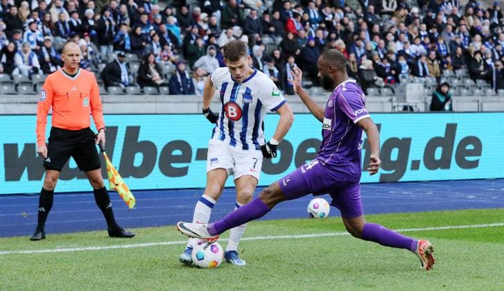 Florian Niederlechner, Oumar Diakhite duel Match scene Action Sport Football Soccer DFL 2 Bundesliga Men 17 Matchday Season 2023 2024 16 12 2023 Hertha BSC Berlin vs VfL Osnabrück DFL regulations prohibit any use of photographs as image sequences and or quasi video