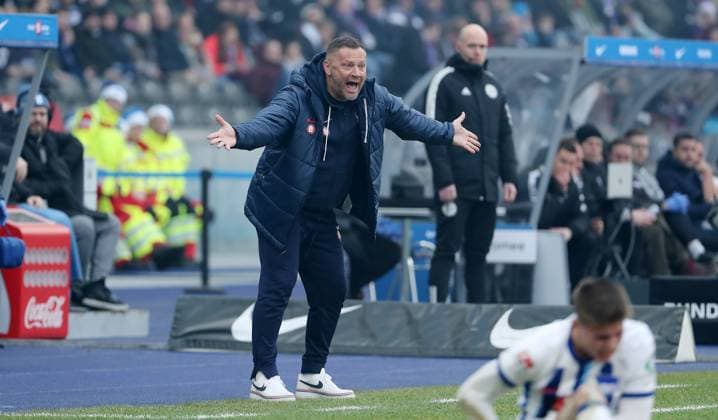 Coach Pal Dardai pointing, gesticulating, scolding Single image Crop Action Sport Football Soccer DFL 2 Bundesliga Men 17 Matchday Season 2023 2024 16 12 2023 Hertha BSC Berlin vs VfL Osnabrück DFL regulations prohibit any use of photographs as image sequences and or quasi video
