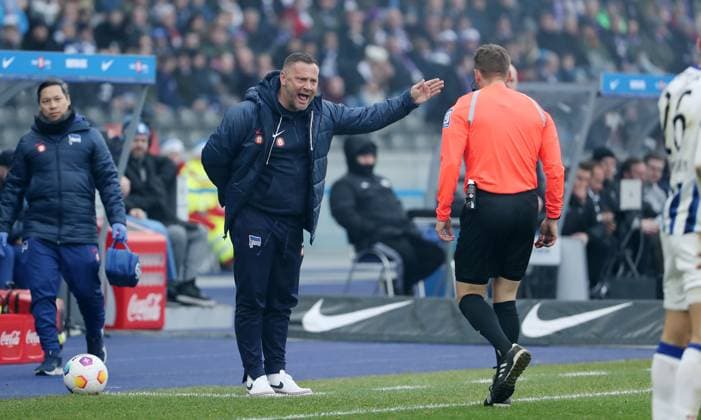 Coach Pal Dardai talks to referee Patrick Ittrich Sport Football Soccer DFL 2 Bundesliga Men 17 Matchday Season 2023 2024 16 12 2023 Hertha BSC Berlin vs VfL Osnabrück DFL regulations prohibit any use of photographs as image sequences and or quasi video