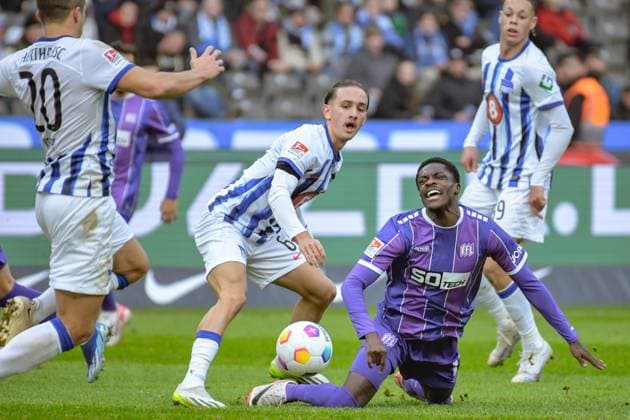 Soccer 2 Bundesliga, Hertha BSC VfL Osnabrück 16 12 2023, xdanx, Soccer 2 Bundesliga, Hertha BSC VfL Osnabrück, v l Michal Karbownik Hertha BSC 6 ,Christian Conteh VfL Osnabrück 17 ,duel, duel, fight, tackle DFL DFB REGULATIONS PROHIBIT ANY USE OF PHOTOGRAPHS as IMAGE SEQUENCES and or QUASI VIDEO Photo Daniel Lakomski Mix1 Berlin Olympiastadion Berlin Berlin Germany EN Copyright: xDanielxLakomskix