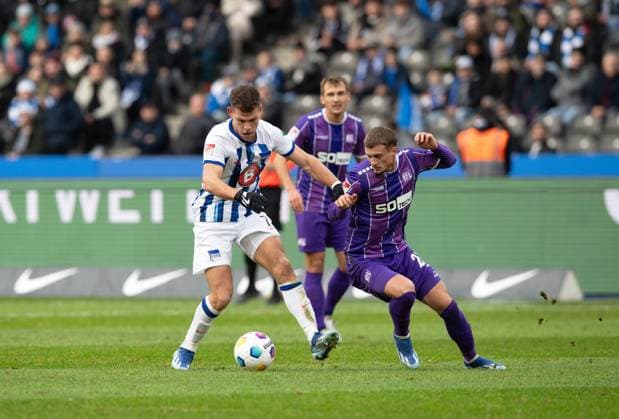 Soccer, Men, Season 2023 2024, 2 Bundesliga 17 Matchday , Hertha BSC VfL Osnabrück, f l Florian Niederlechner Hertha BSC , Michael Cuisance VfL Osnabrück , 16 12 2023, Copyright: xSebastianxRäppold MatthiasxKochx