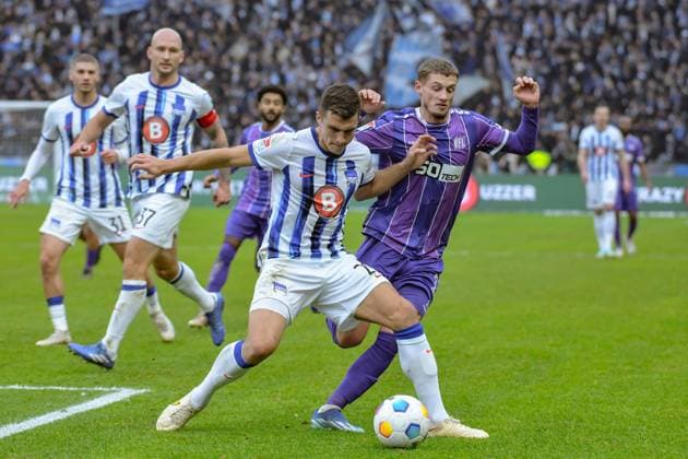 Soccer 2 Bundesliga, Hertha BSC VfL Osnabrück 16 12 2023, xdanx, Soccer 2 Bundesliga, Hertha BSC VfL Osnabrück, v l Marc Oliver Kempf Hertha BSC 20 ,Michael Cuisance VfL Osnabrück 27 ,duel, duel, fight, tackle DFL DFB REGULATIONS PROHIBIT ANY USE OF PHOTOGRAPHS as IMAGE SEQUENCES and or QUASI VIDEO Photo Daniel Lakomski Mix1 Berlin Olympiastadion Berlin Berlin Germany EN Copyright: xDanielxLakomskix