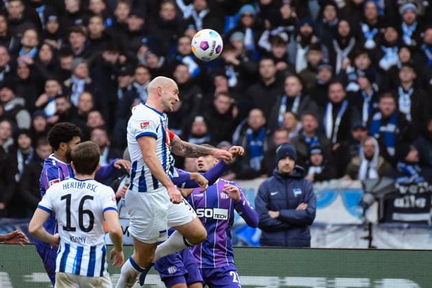 Soccer 2 Bundesliga, Hertha BSC VfL Osnabrück 16 12 2023, xdanx, Soccer 2 Bundesliga, Hertha BSC VfL Osnabrück, v l Toni Leistner Hertha BSC 37 ,Zweikampf, Duell, Kampf, tackle DFL DFB REGULATIONS PROHIBIT ANY USE OF PHOTOGRAPHS as IMAGE SEQUENCES and or QUASI VIDEO Foto Daniel Lakomski Mix1 Berlin Olympiastadion Berlin Berlin Germany EN Copyright: xDanielxLakomskix