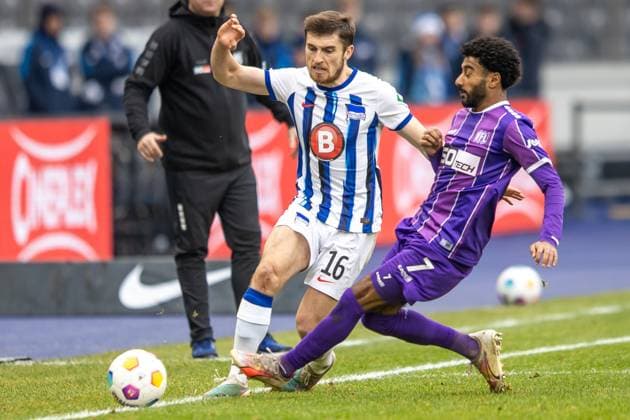 Berlin, 16 12 23, Soccer, 2 Bundesliga, Matchday 17, Hertha BSC VfL Osnabrueck, Olympiastadion Berlins Jonjoe Kenny fights against Noel Niemann of VfL Osnabrueck for the ball DFL regulations and DFB regulations prohibit any use of photographs as image sequences and or quasi video, Foto Andreas Gora Hertha BSC VfL Osnabrueck