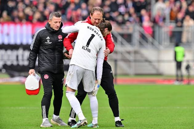 16 12 2023 Soccer Season 2023 2024 2 Soccer Bundesliga 17 Matchday 1 FC Nürnberg FCN Club Hamburger SV HSV Sportfoto Zink xwoxzix DFL regulations prohibit any use of photographs as image sequences and or quasi video only for editorial use Carl Klaus 1, 1 FC Nürnberg FCN slightly injured Prof Dr Werner Krutsch Team doctor 1 FC Nürnberg FCN Jens Vergers Physiotherapist 1 FC Nürnberg FCN with him