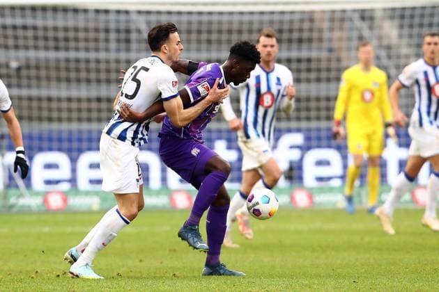 16 12 2023, xtgx, Fußball 2 Bundesliga, Hertha BSC Berlin VfL Osnabrück emspor, v l Haris Tabakovic Hertha BSC Berlin Maxwell Gyamfi VfL Osnabrueck Osnabrück Zweikampf, Aktion, action, battle for the ball DFL DFB REGULATIONS PROHIBIT ANY USE OF PHOTOGRAPHS as IMAGE SEQUENCES and or QUASI VIDEO Berlin