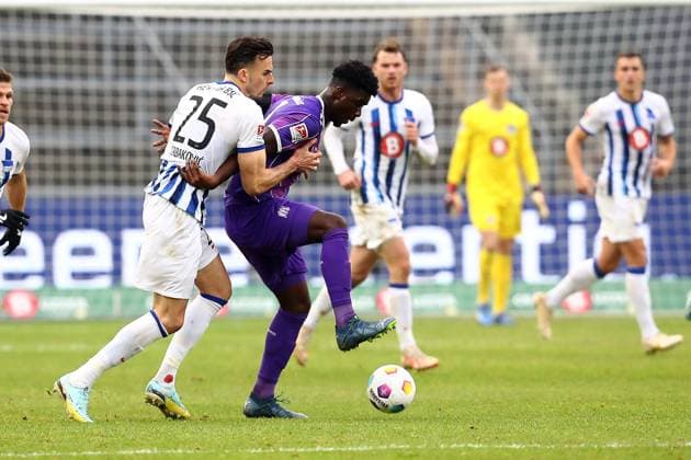 16 12 2023, xtgx, Fußball 2 Bundesliga, Hertha BSC Berlin VfL Osnabrück emspor, v l Haris Tabakovic Hertha BSC Berlin Maxwell Gyamfi VfL Osnabrueck Osnabrück Zweikampf, Aktion, action, battle for the ball DFL DFB REGULATIONS PROHIBIT ANY USE OF PHOTOGRAPHS as IMAGE SEQUENCES and or QUASI VIDEO Berlin