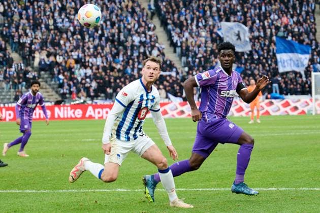 Pascal Klemens Hertha BSC, 41 , Maxwell Gyamfi Vfl Osnabrueck, 04 GER, Hertha BSC vs Vfl Osnabrueck, Soccer Men, 2 Bundesliga, Season 2023 2024, Matchday 17, 16 12 2023 DFL REGULATES PROHIBIT ANY USE OF PHOTOGRAPHS AS IMAGE SEQUENCES AND OR QUASI VIDEO GER, Hertha BSC vs Vfl Osnabrueck, Soccer Men, 2 Bundesliga, Season 2023 2024, 17 Matchday, 16 12 2023 Berlin Copyright: xEibner-Pressefotox xClaudiusxRauchx EP_CRH