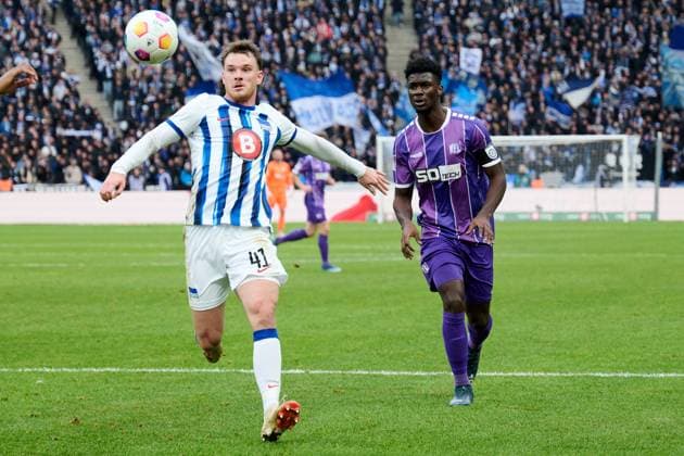 Pascal Klemens Hertha BSC, 41 , Maxwell Gyamfi Vfl Osnabrueck, 04 GER, Hertha BSC vs Vfl Osnabrueck, Soccer Men, 2 Bundesliga, Season 2023 2024, Matchday 17, 16 12 2023 DFL REGULATES PROHIBIT ANY USE OF PHOTOGRAPHS AS IMAGE SEQUENCES AND OR QUASI VIDEO GER, Hertha BSC vs Vfl Osnabrueck, Soccer Men, 2 Bundesliga, Season 2023 2024, 17 Matchday, 16 12 2023 Berlin Copyright: xEibner-Pressefotox xClaudiusxRauchx EP_CRH