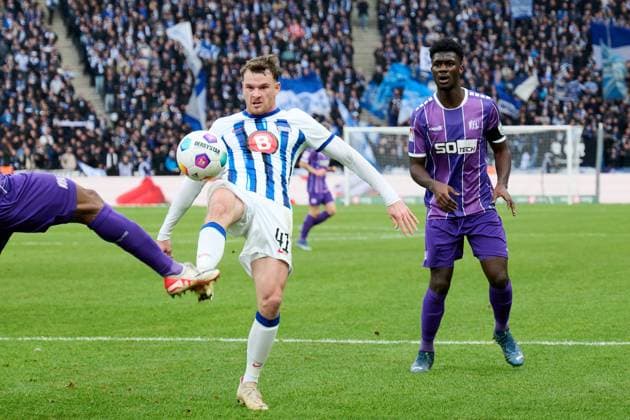 Pascal Klemens Hertha BSC, 41 , Maxwell Gyamfi Vfl Osnabrueck, 04 GER, Hertha BSC vs Vfl Osnabrueck, Soccer Men, 2 Bundesliga, Season 2023 2024, Matchday 17, 16 12 2023 DFL REGULATES PROHIBIT ANY USE OF PHOTOGRAPHS AS IMAGE SEQUENCES AND OR QUASI VIDEO GER, Hertha BSC vs Vfl Osnabrueck, Soccer Men, 2 Bundesliga, Season 2023 2024, 17 Matchday, 16 12 2023 Berlin Copyright: xEibner-Pressefotox xClaudiusxRauchx EP_CRH